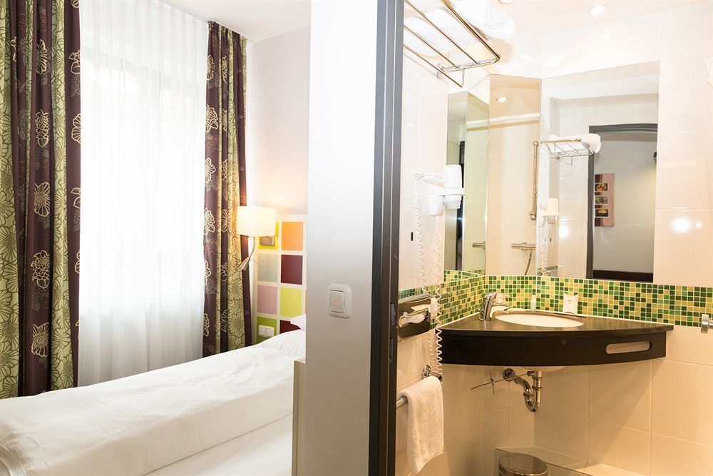 Hotel Arooma Erding Bagian luar foto