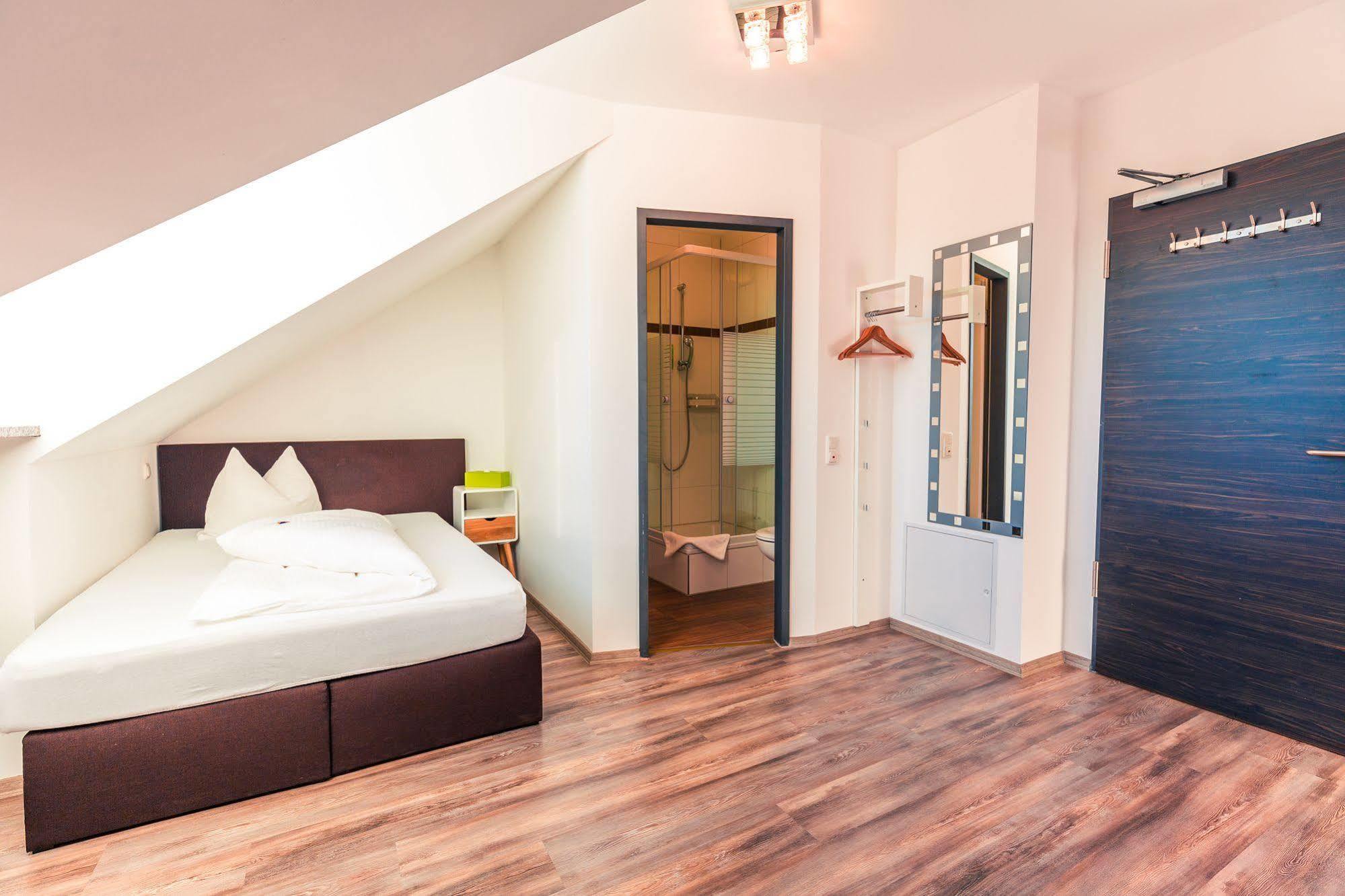 Hotel Arooma Erding Bagian luar foto