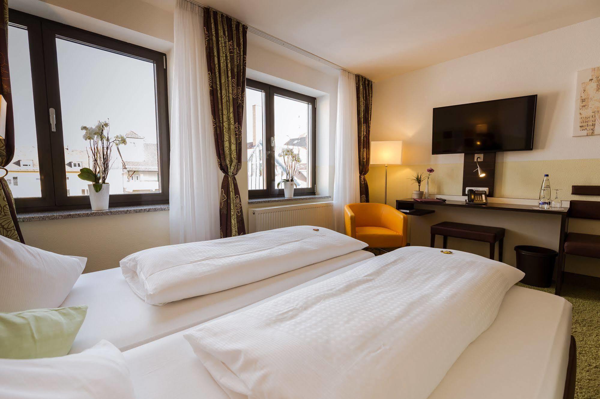 Hotel Arooma Erding Bagian luar foto