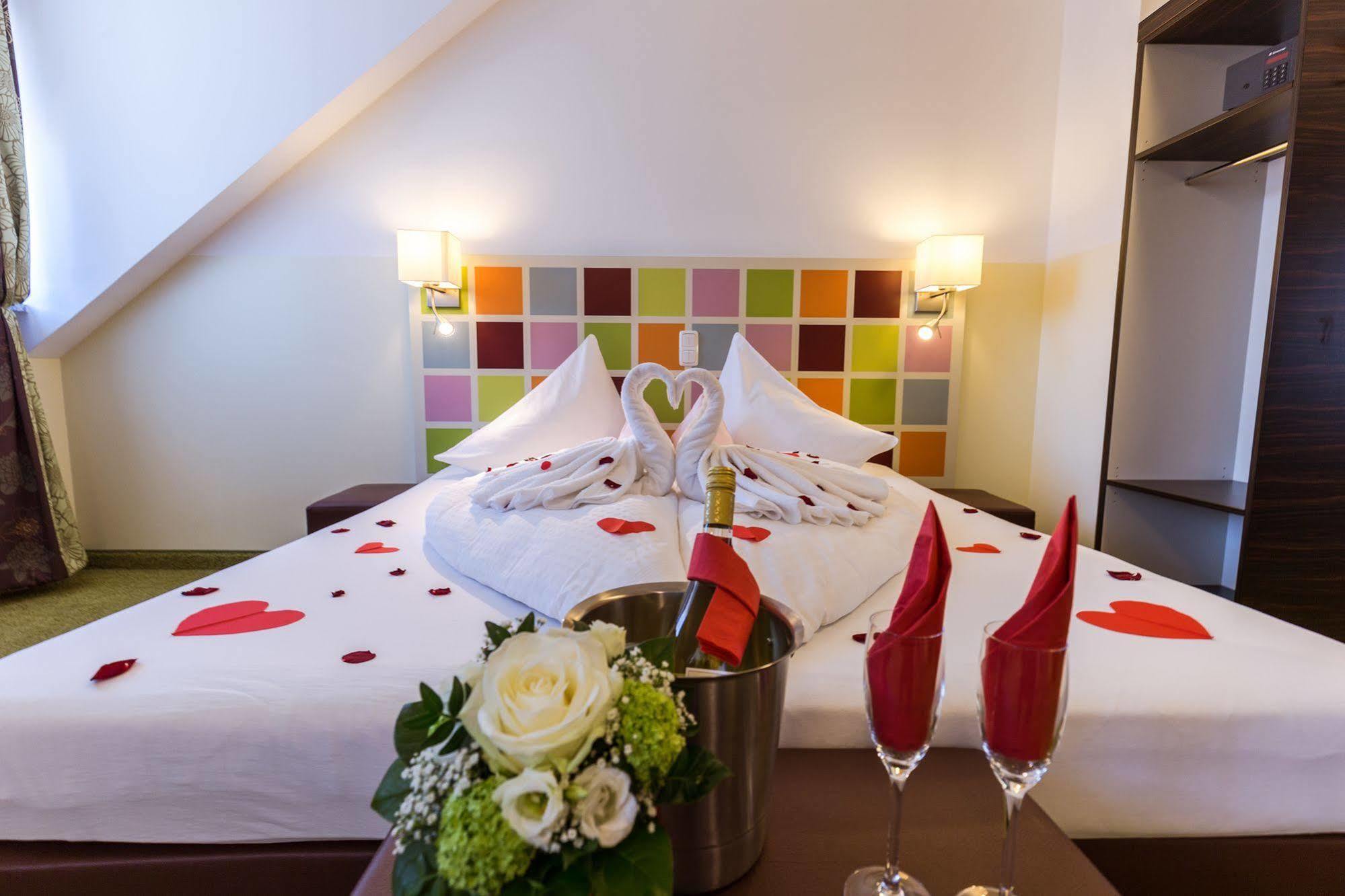 Hotel Arooma Erding Bagian luar foto