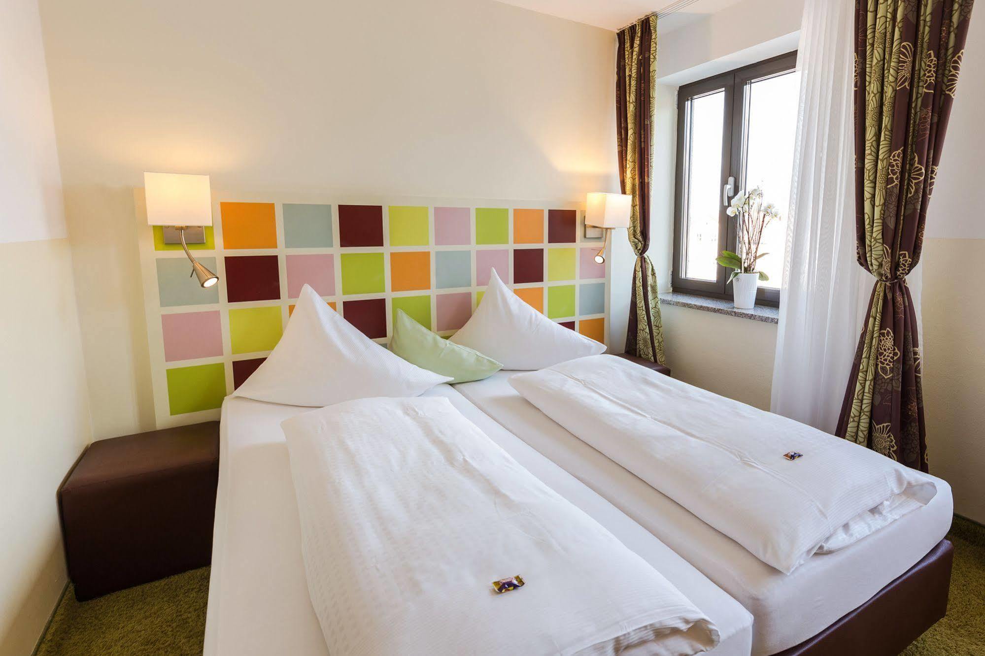 Hotel Arooma Erding Bagian luar foto