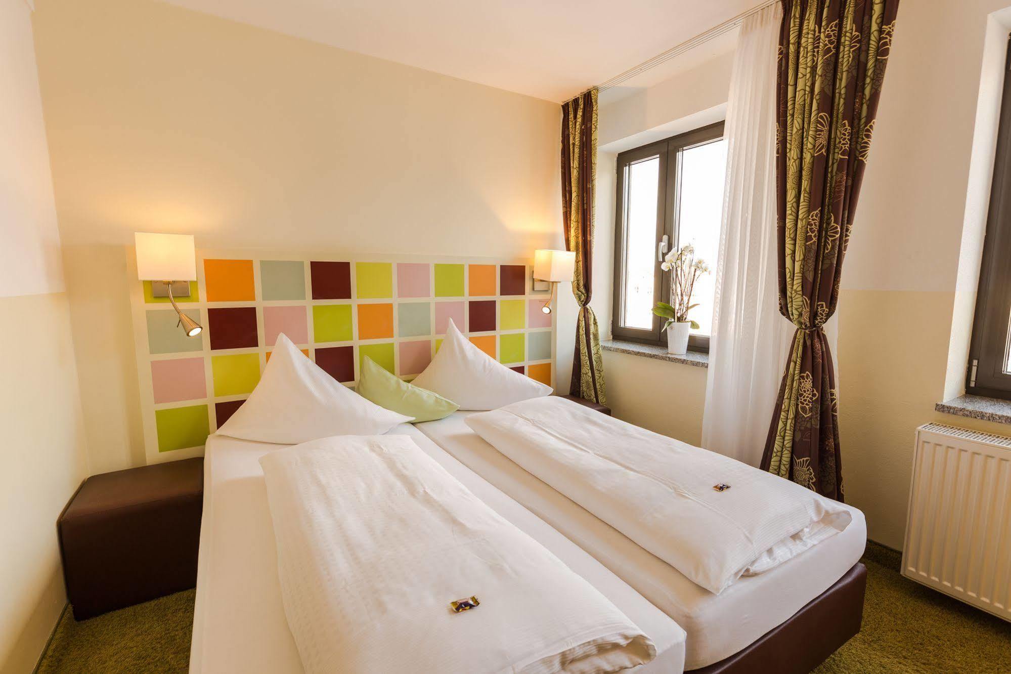 Hotel Arooma Erding Bagian luar foto